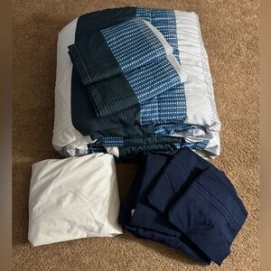 Twin XL Complete Bed Set Shades of Blue/White